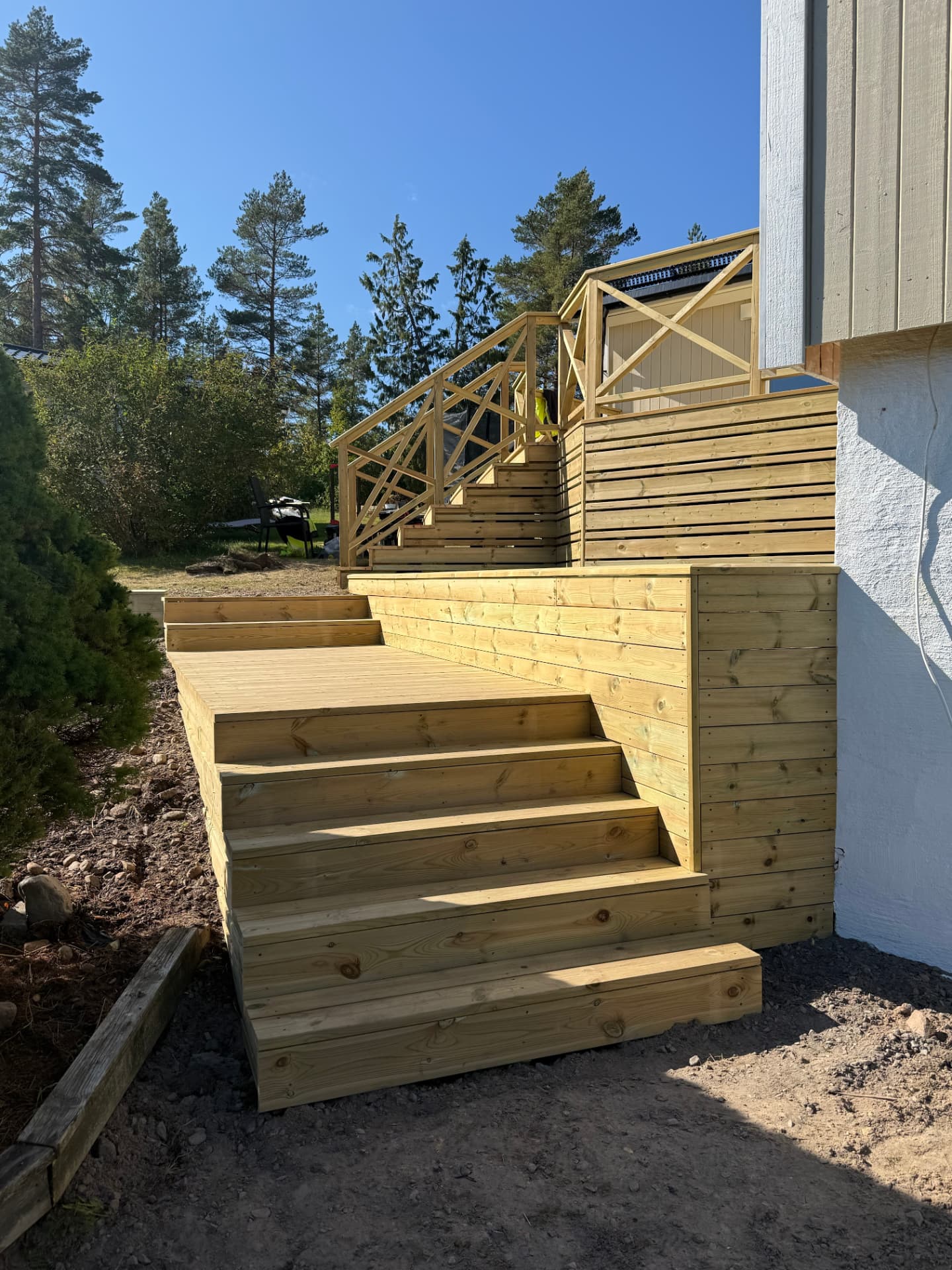 Nybyggd trätrappa och altan i tryckimpregnerat virke